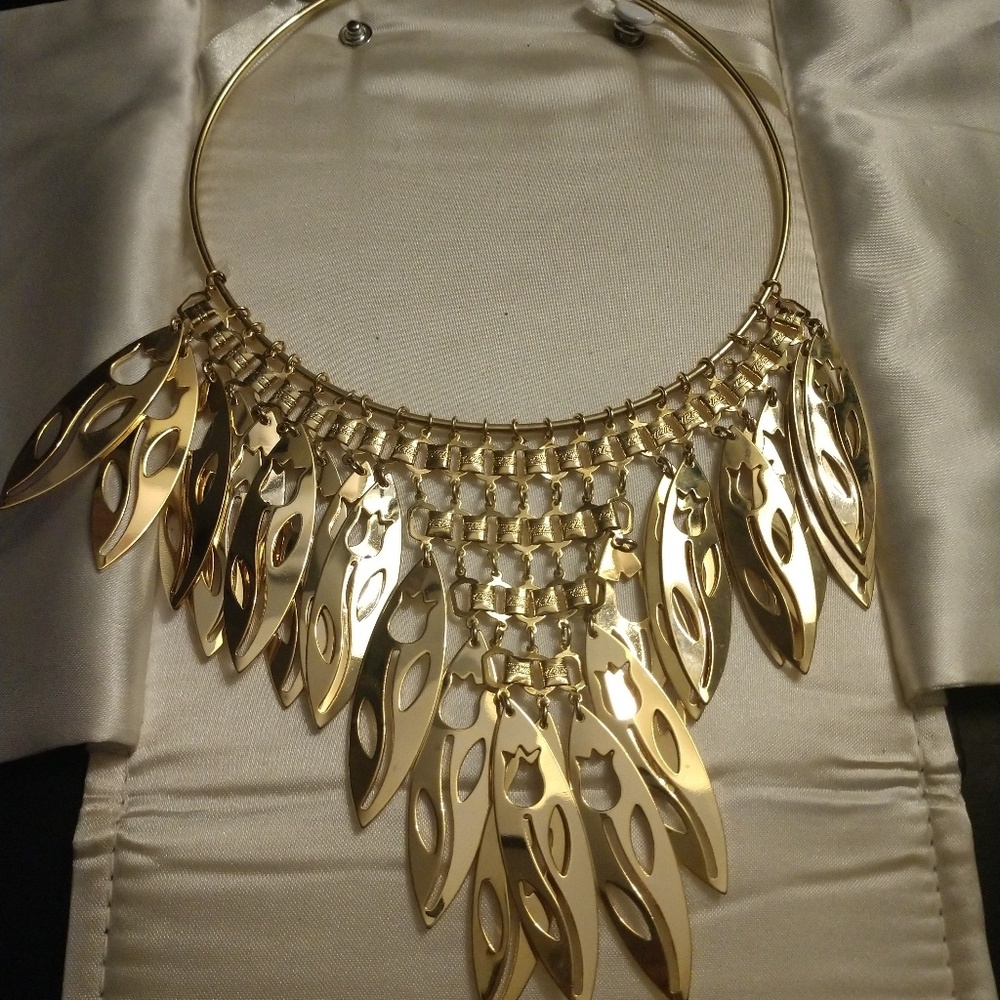 GOLTONE COLLAR NECKLACE